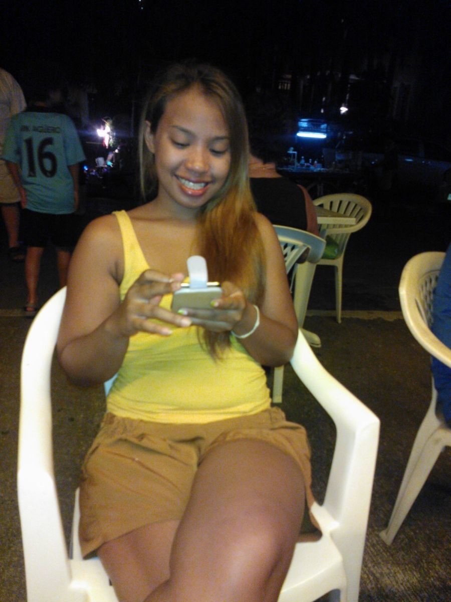 Wee is a very busy bartender at Walkabout sport bar Karon.jpg